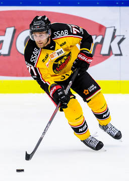 Luleås Patrick Cehlin med pucken