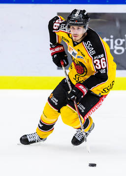 Luleås Emil Larsson med pucken