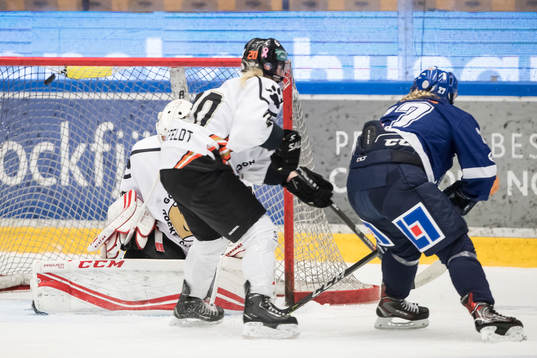 Leksands Ida Nikula gör 4-1 bakom Göteborgs målvakt