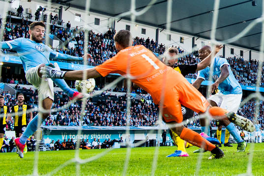 Malmö FFs Erdal Rakip gör 1-0 bakom Hammarbys målvakt