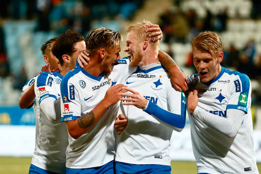Norrköpings Kalle Holmberg och Linus Wahlqvist kramar om