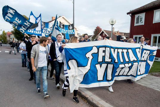 Leksands fansen marcherar till ishockeymatchen i