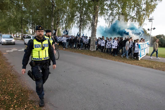 Leksands fansen marcherar till ishockeymatchen i