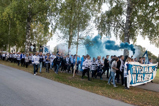 Leksands fansen marcherar till ishockeymatchen i
