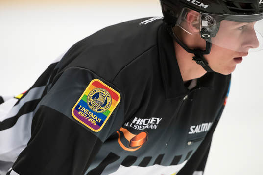 Linjedomare i ishockeymatchen i HockeyAllsvenskan mellan