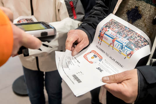 Biljettscanning innan ishockeymatchen i SHL mellan Mora och