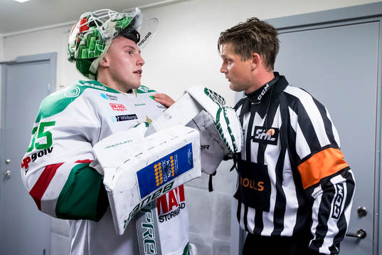 Rögles målvakt Emil Kruse i samtal med domare Patrik