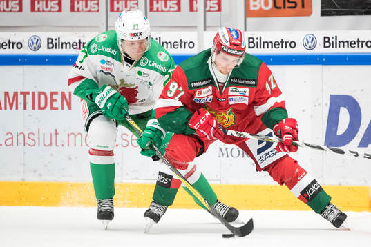 Rögles Jesper Williamsson och Moras David Kase i kamp om