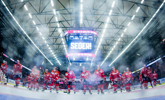 Örebrospelarna jublar framför fansen