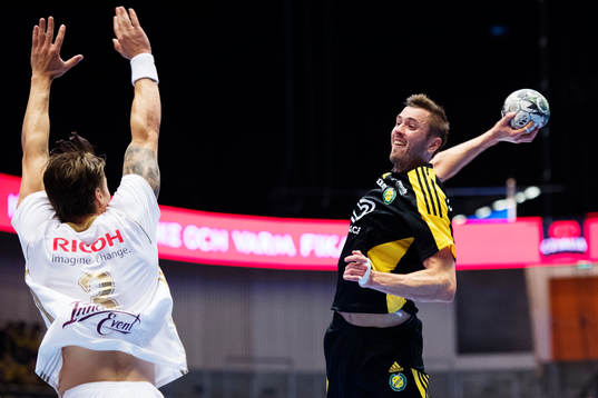 Ricohs Kevin Eggan Johansson försvarar mot Sävehofs Jonas