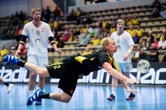 Sävehofs Joakim Larsson skjuter