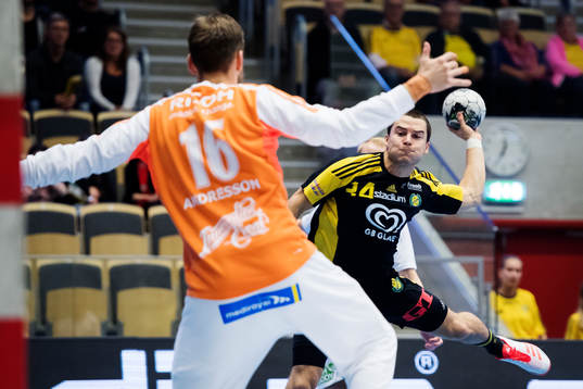 Sävehofs Sebastian Karlsson skjuter mot Ricohs målvakt