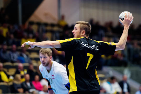Sävehofs Jonas Larholm skjuter en straff