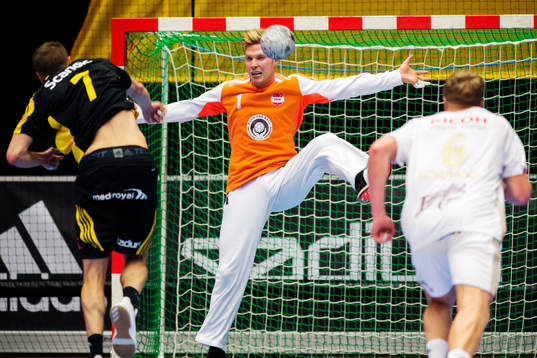 Sävehofs Jonas Larholm skjuter mot Ricohs målvakt Pontus