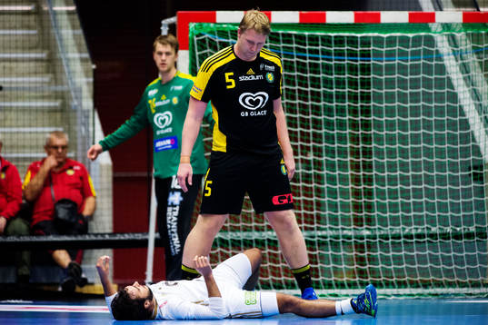 Ricohs Pavel Karacic ligger och Sävehofs Viktor Rhodin
