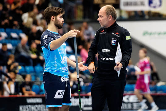 Warbergs Philip Subiabre diskuterar med tränare Kent