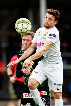 Varbergs Karl Söderström och Dalkurds Kujtim Bala i kamp