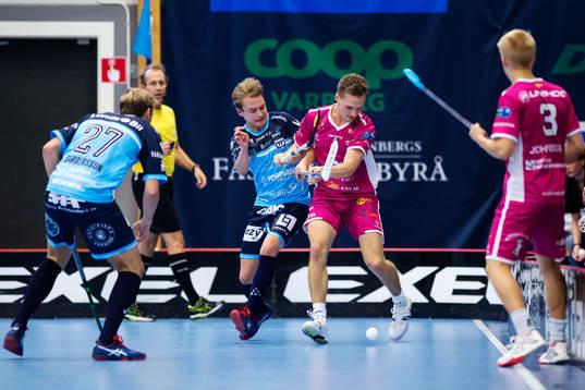 Warbergs Andreas Jonson i kamp om bollen med Malmös Gustav