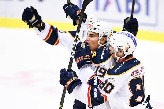 Djurgårdens Rene Bourque jublar med Gustav Possler