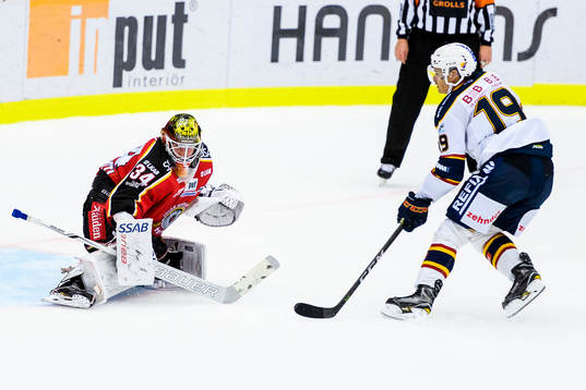 Luleås målvakt Joel Lassinatti räddar straffen från