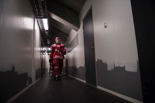 Modos Patrik Karlkvist leder laget påväg ut mot isen