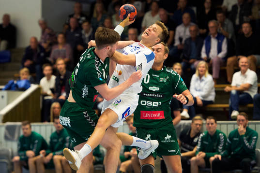 Helsingborgs Oscar Cosmo kolliderar med Aranäs Pontus
