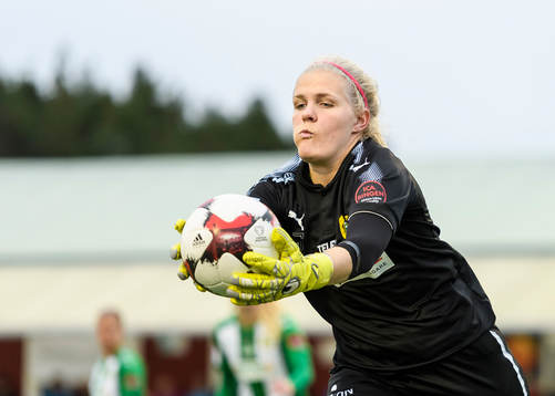Hammarbys målvakt Emma Holmgren räddar ett skott