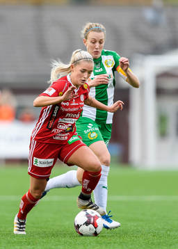 Piteås Ronja Aronsson med bollen