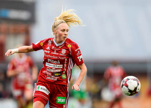 Piteås Elin Bragnum med bollen