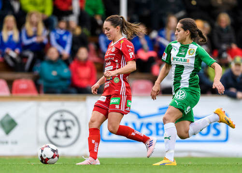 Piteås Felicia Karlsson jagas av Hammarbys Sejde