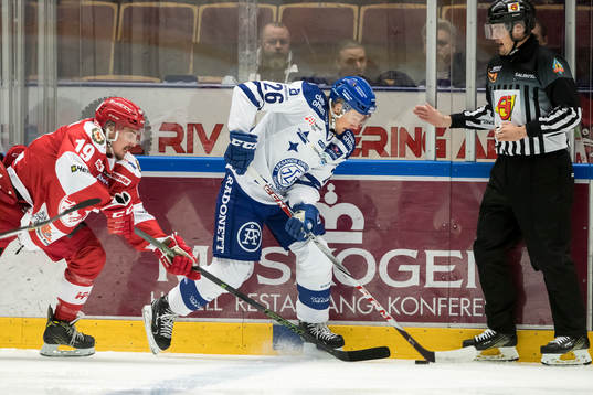 Troja/Ljungby Trojas Jens Holmström jagar Leksands Patrik