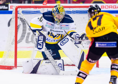 s målvakt Linus Söderström räddar ett skott från