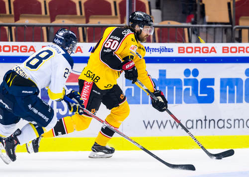 Luleås Daniel Sondell med pucken