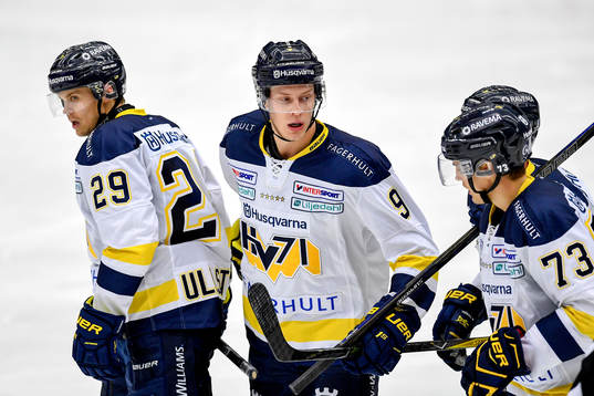 s Victor Ejdsell jublar med lagkamrater