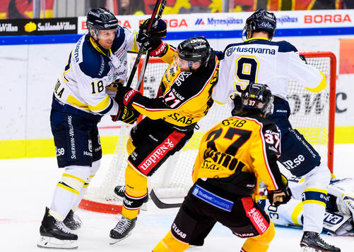 s Topi Jaakola stoppar Luleås Patrick Cehlin