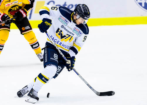 s Bill Sweatt med pucken
