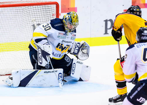 s målvakt Linus Söderström räddar ett skott