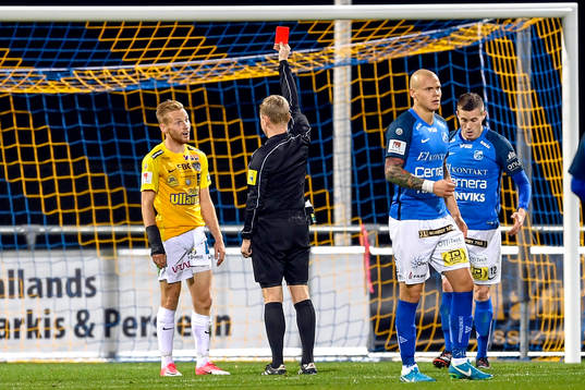 Falkenbergs Tobias Englund visas ut av domare Fredrik Klitte