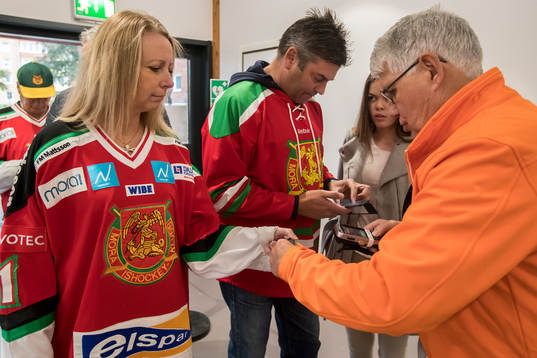 Biljett koll innan ishockeymatchen i SHL mellan Mora och