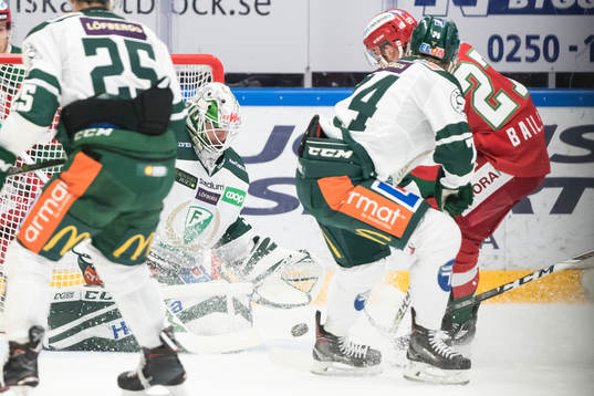 Färjestads målvakt Lars Haugen räddar chans från Moras