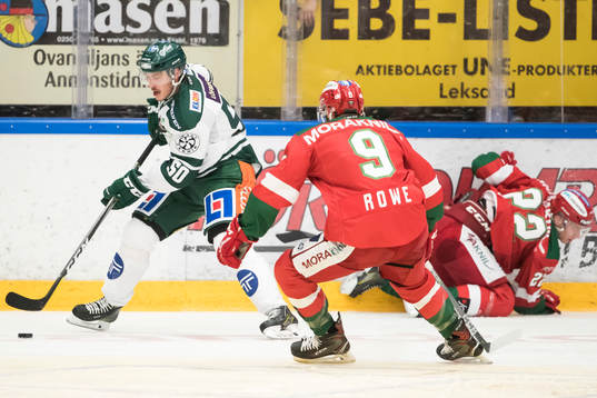 Färjestads Sebastian Erixon och Moras Andrew Rowe och