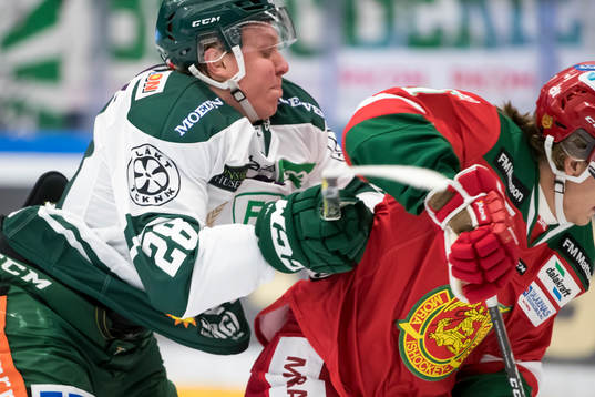 Färjestads Fabian Zetterlund  i ishockeymatchen i SHL
