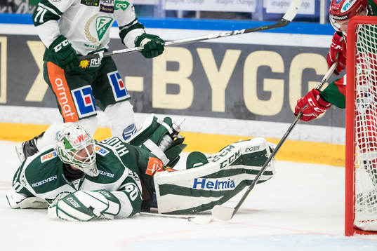 Färjestads målvakt Lars Haugen räddar i ishockeymatchen