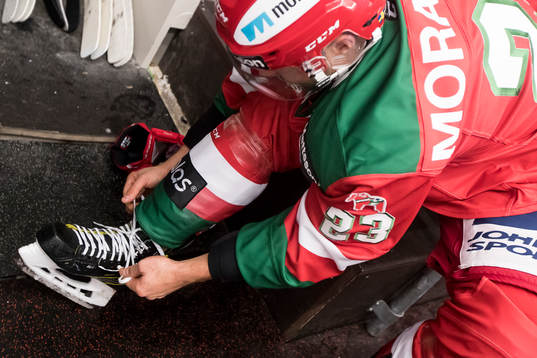 Moras Tomas Skogs knyter skridskorna i ishockeymatchen i