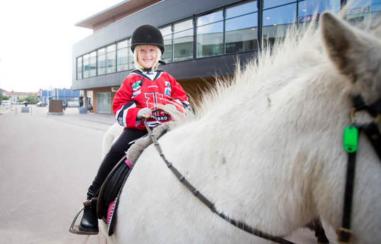 En ung supporter på en hästrygg