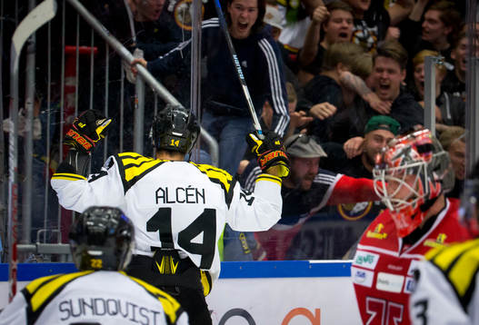 Brynäs Johan Alcén gör 1-1 och jublar och Örebros