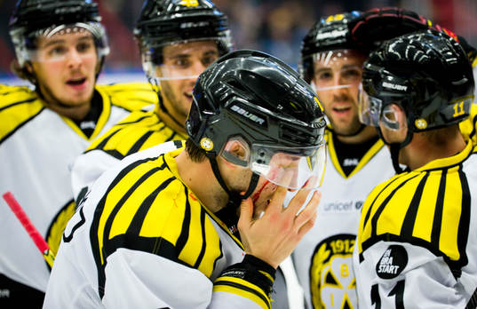 Brynäs Kevin Clark och Ryan Gunderson jublar vid Brynäs