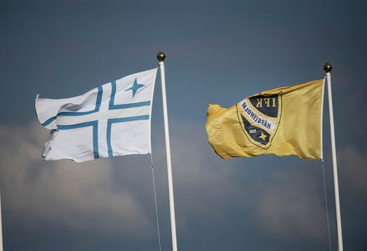 IFK Hässleholms  flaggor vajar i matchen i division 2