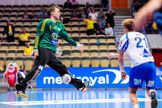 Sävehofs målvakt Per Sandström räddar ett skott från