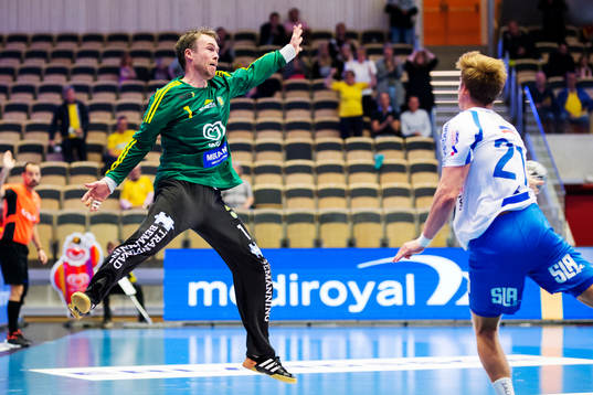 Sävehofs målvakt Per Sandström räddar ett skott från